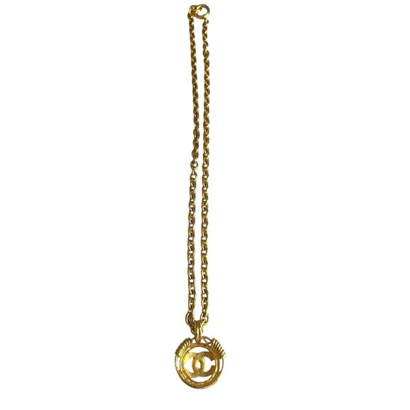 CHANEL Gold plated metal signature "CC" logo medallion Necklace - Picture 7 of 11